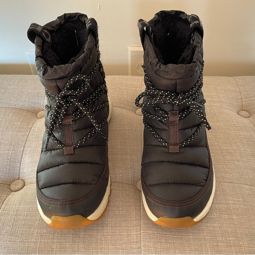 The north face boots in black